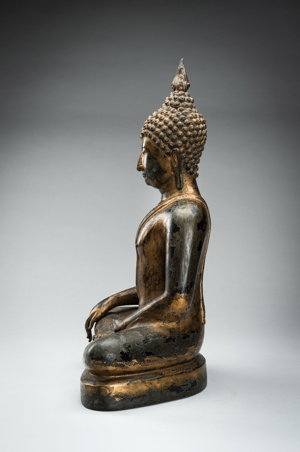 A LARGE LACQUER-GILT BRONZE FIGURE OF BUDDHA SHAKYAMUNI - Image 9 of 12