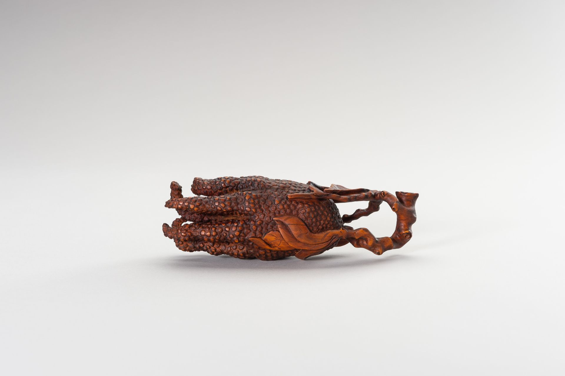 A BOXWOOD CARVING OF 'BUDDHA HAND CITRON' - Image 4 of 11