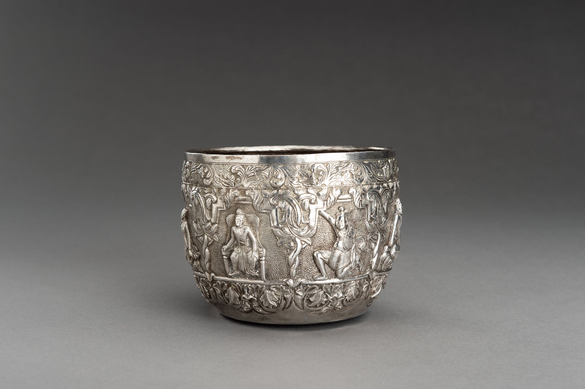 AN EMBOSSED SILVER BOWL WITH FIGURAL RELIEF - Image 7 of 12