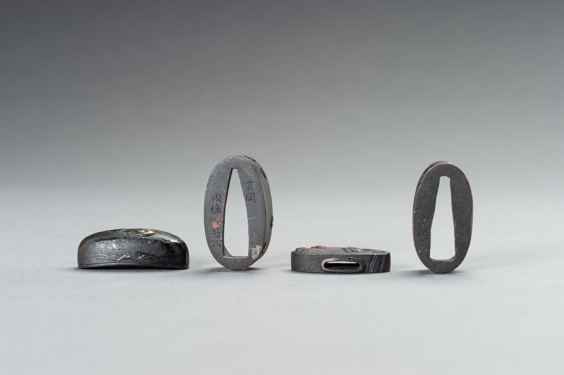 A SET OF TWO FUCHI AND TWO KASHIRA - Bild 3 aus 5