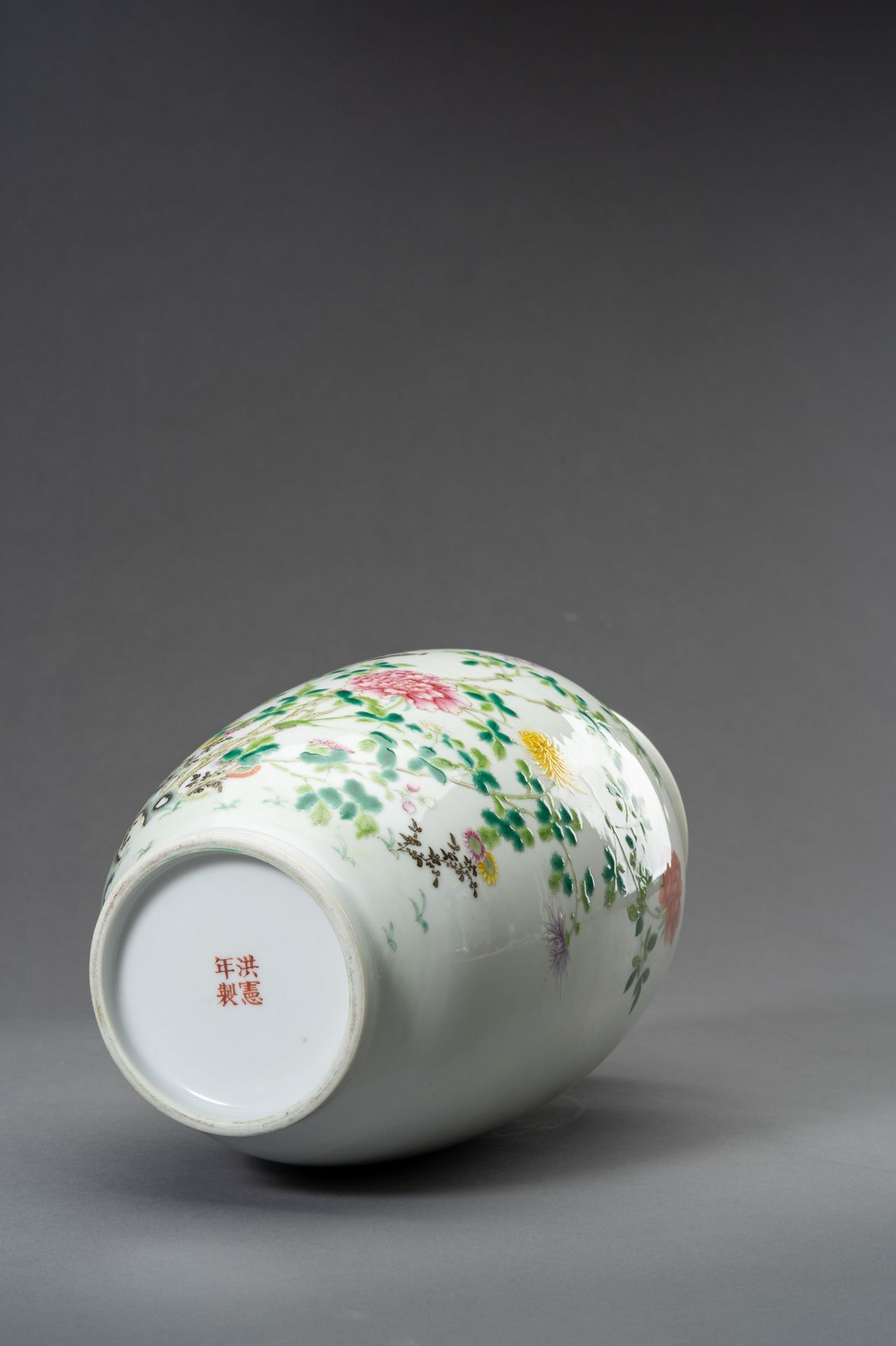 A FAMILLE ROSE 'BIRDS AND FLOWERS' OVOID VASE, HONGXIAN MARK, REPUBLIC - Bild 10 aus 11