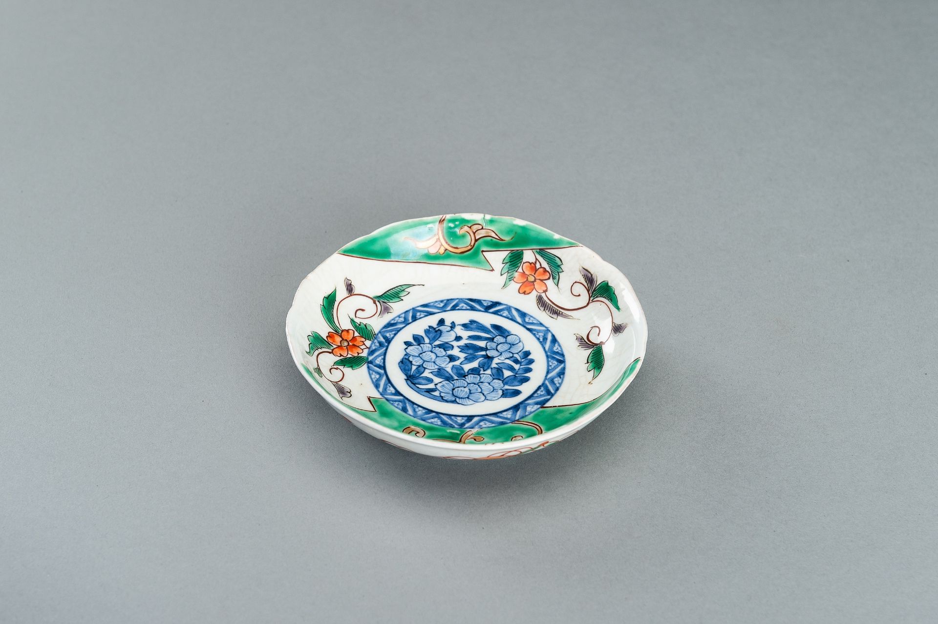 A WUCAI 'FLORAL' DISH, QING DYNASTY - Image 3 of 8