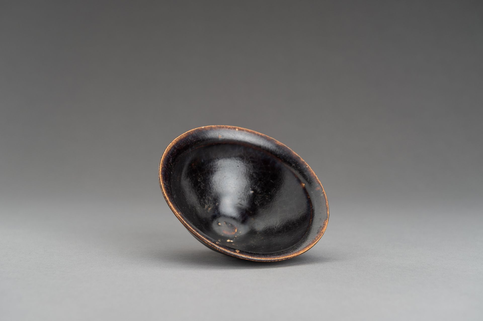 A SMALL JIN-STYLE CIZHOU-TYPE CERAMIC BOWL - Image 4 of 10