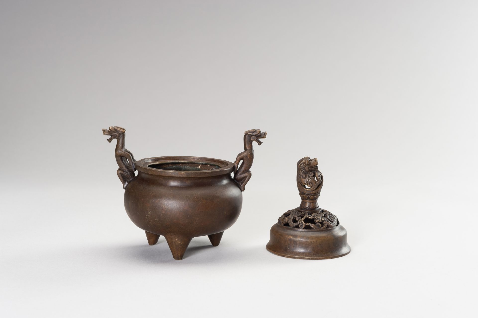 A BRONZE TRIPOD CENSER WITH DRAGONS - Image 7 of 11