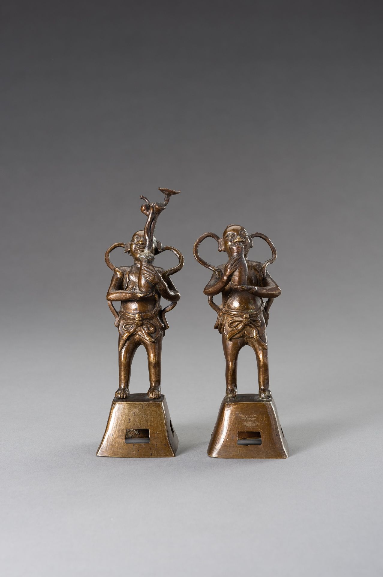 TWO BRONZE FIGURES OF BOYS HOLDING VASES - Bild 3 aus 9