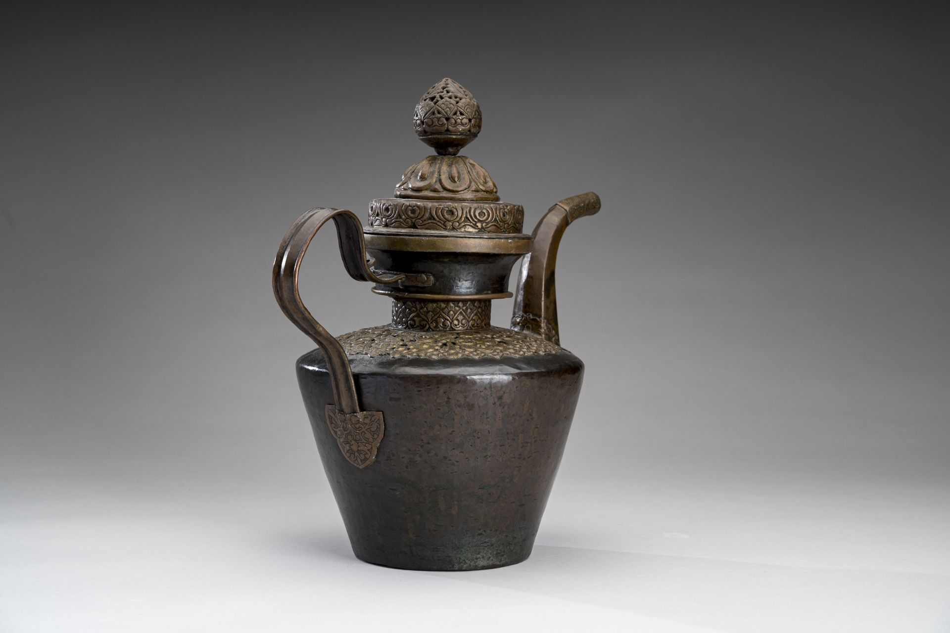 A TIBETAN COPPER EWER, 19th CENTURY - Bild 8 aus 11