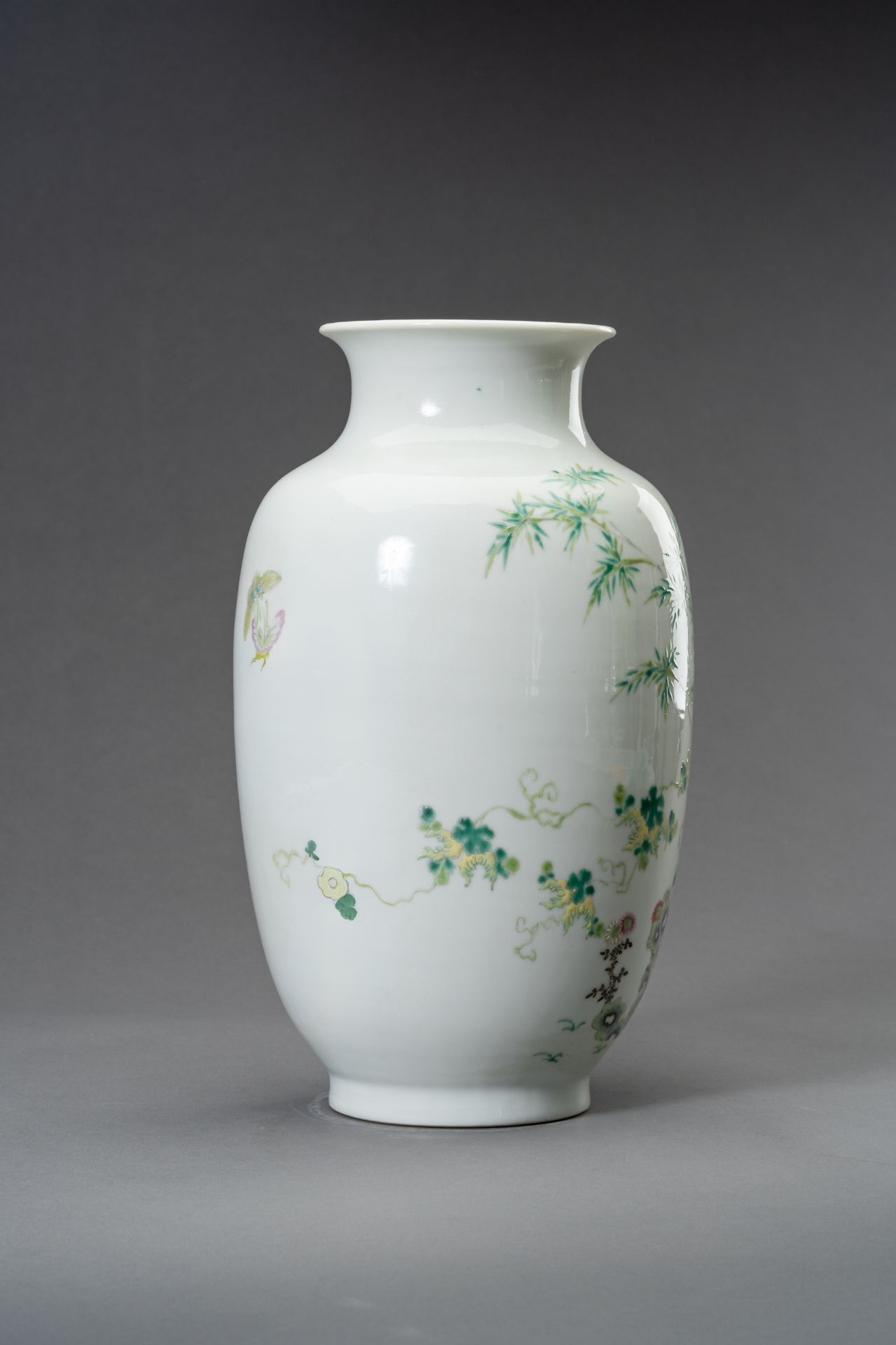 A FAMILLE ROSE 'BIRDS AND FLOWERS' OVOID VASE, HONGXIAN MARK, REPUBLIC - Bild 6 aus 11