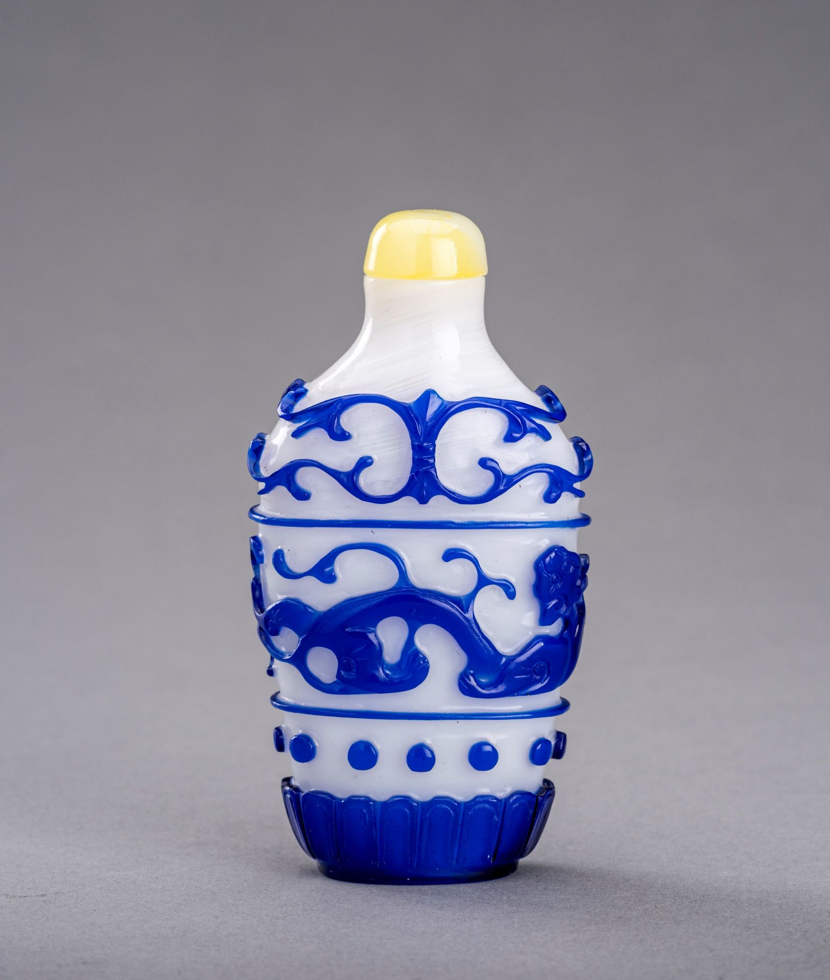 A FINE AND LARGE SAPPHIRE-BLUE OVERLAY GLASS SNUFF BOTTLE, 18th CENTURY