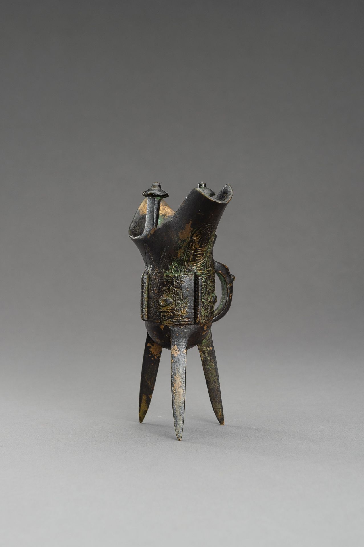 AN ARCHAISTIC SHANG STYLE BRONZE RITUAL TRIPOD WINE VESSEL, JUE - Image 3 of 8