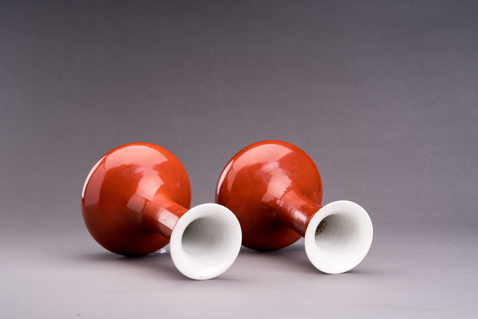 A PAIR OF A COPPER-RED PORCELAIN BOTTLE VASES - Image 5 of 6