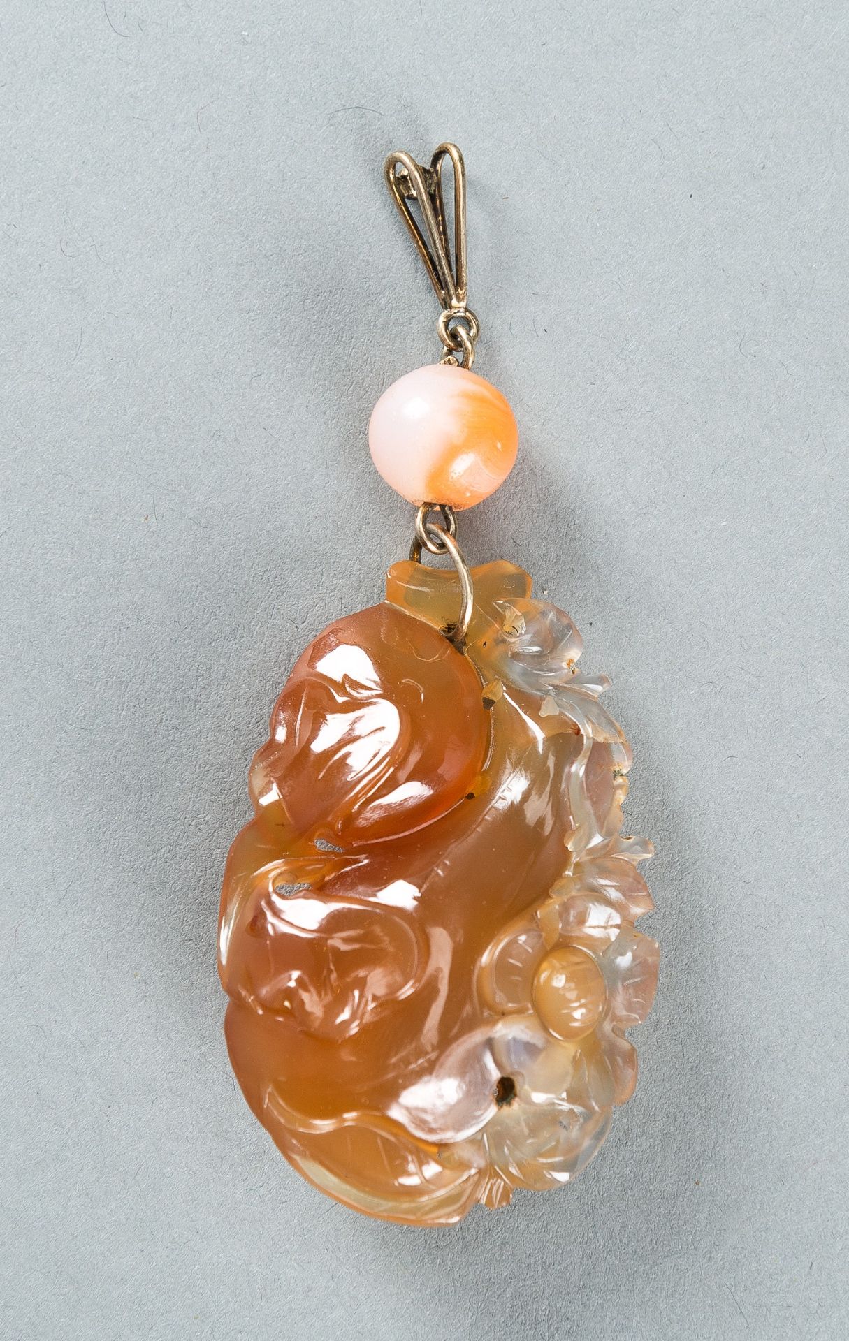 AN AGATE `GROURD AND FLOWERS` PENDANT, 1920s