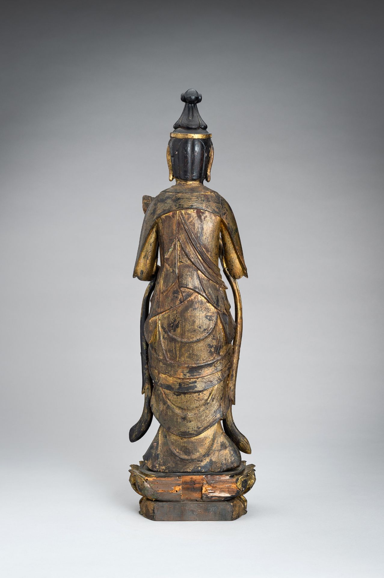 A GILT LACQUERED WOOD FIGURE OF SEISHI BOSATSU, EDO - Bild 6 aus 14