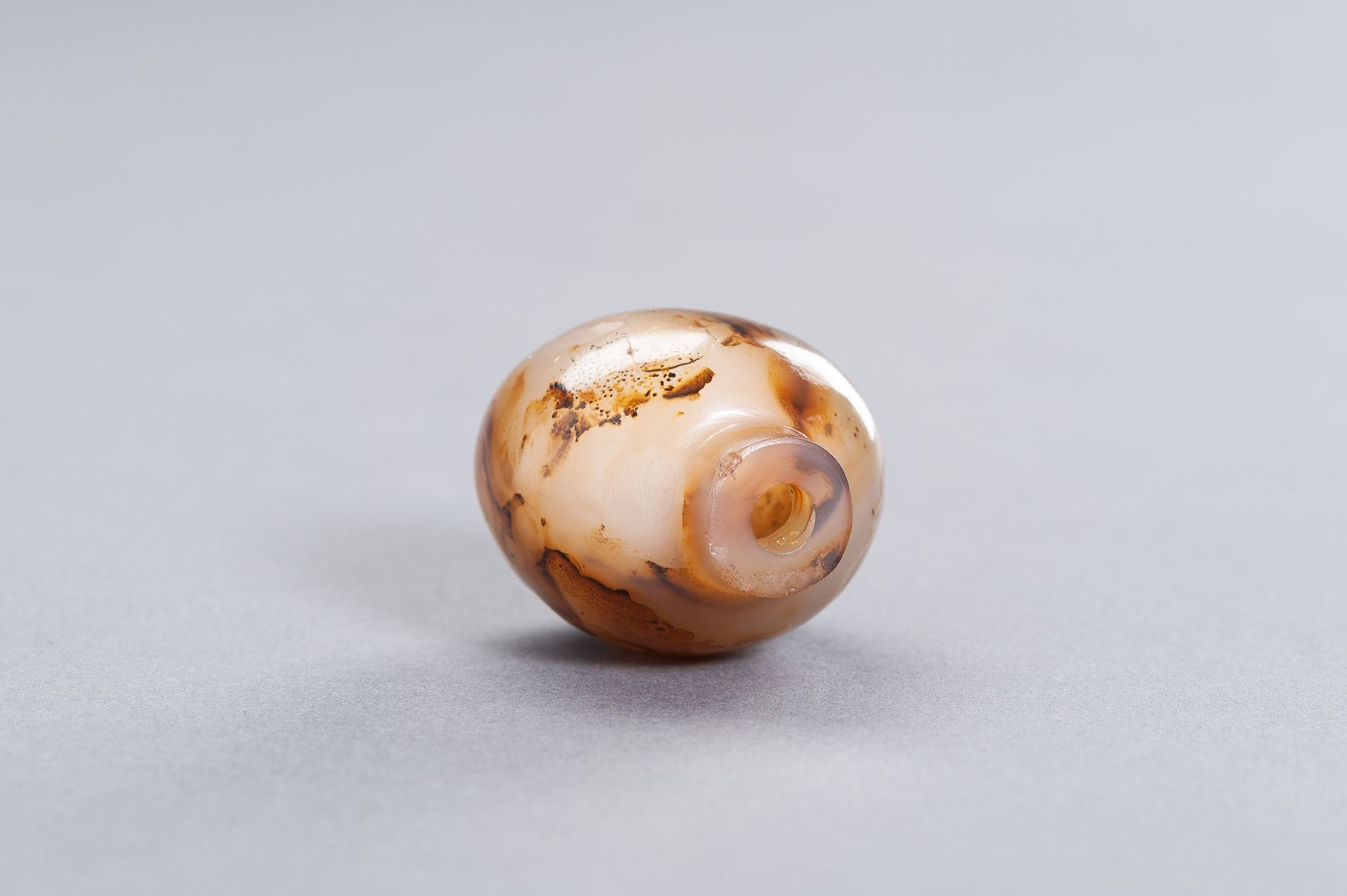 A SHADOW AGATE 'LANDSCAPE' SNUFF BOTTLE, QING DYNASTY - Image 9 of 9