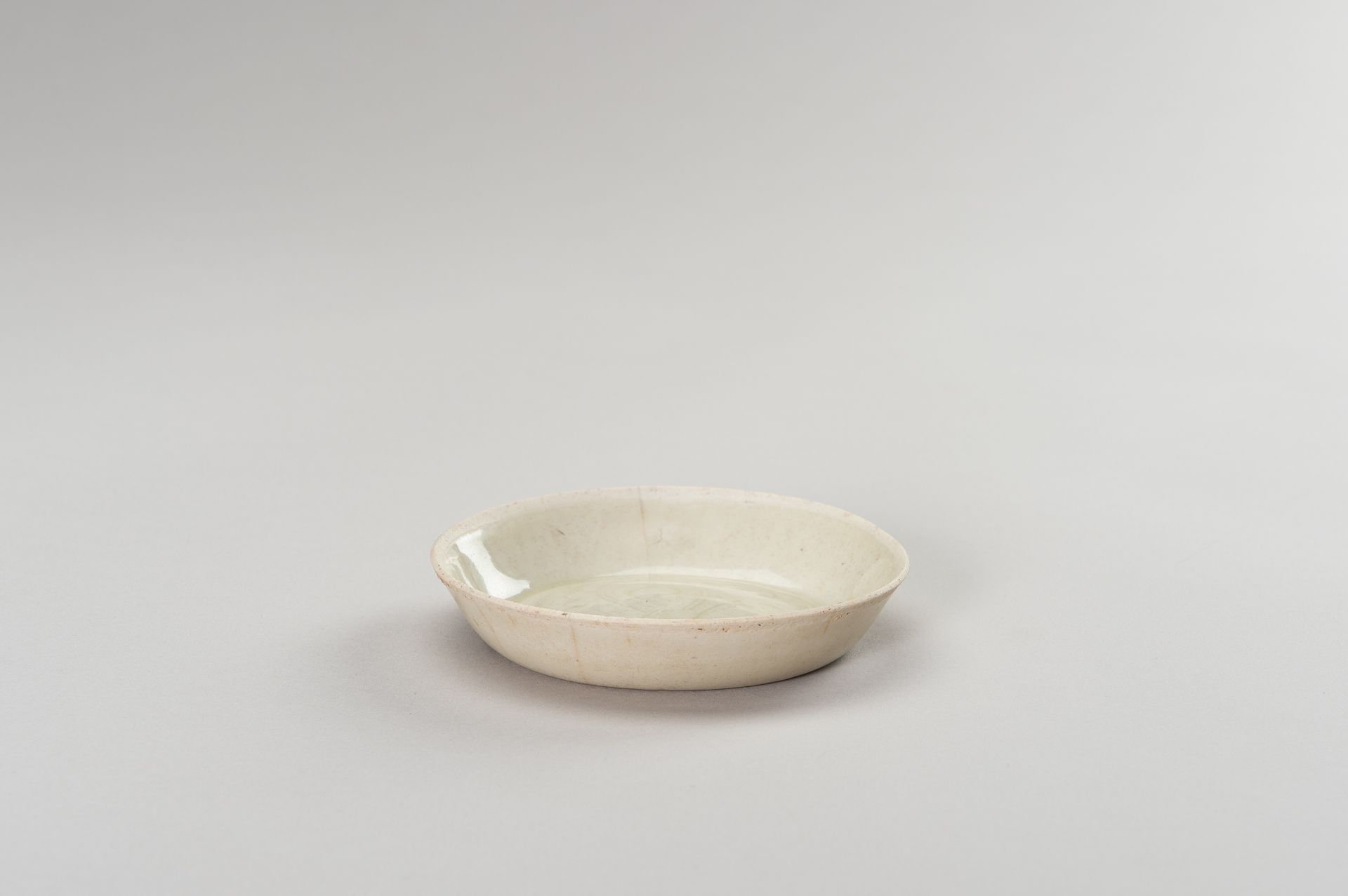 A SMALL QINGBAI 'PEONY' PORCELAIN DISH - Image 3 of 10