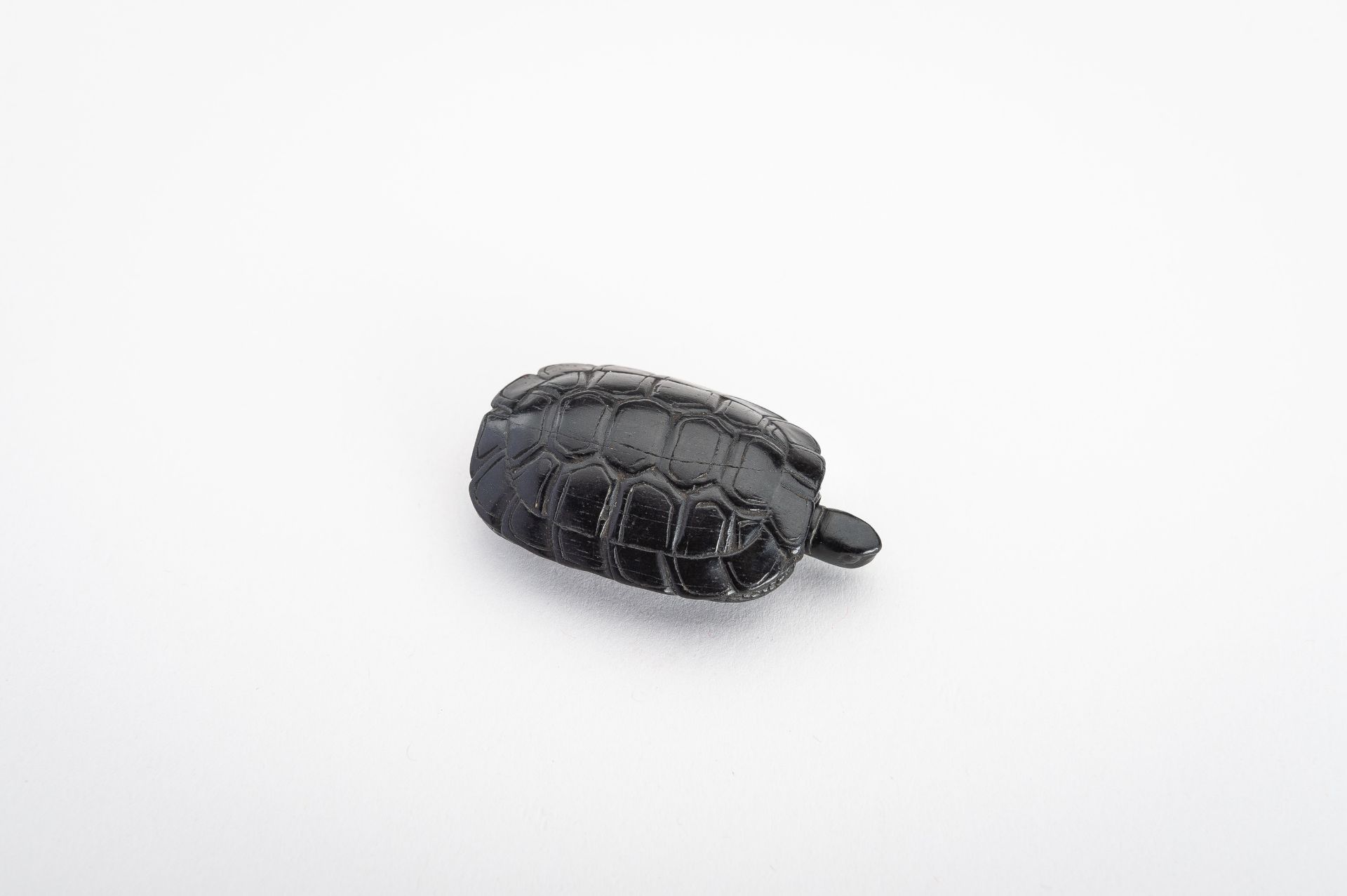 A WOOD NETSUKE OF A TORTOISE - Image 7 of 12