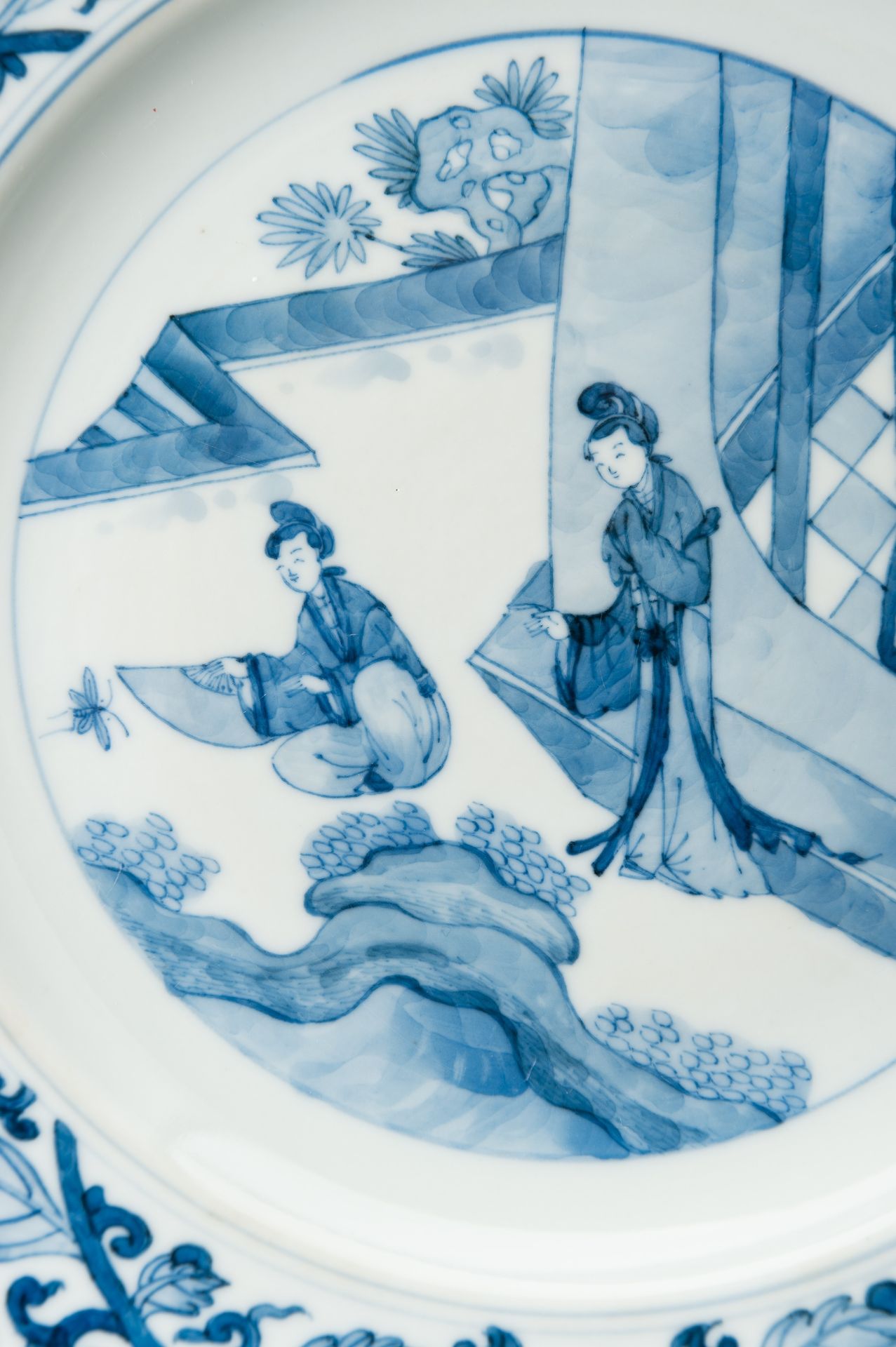 A BLUE AND WHITE 'COURT LADIES' PORCELAIN DISH, 1920s - Image 2 of 10