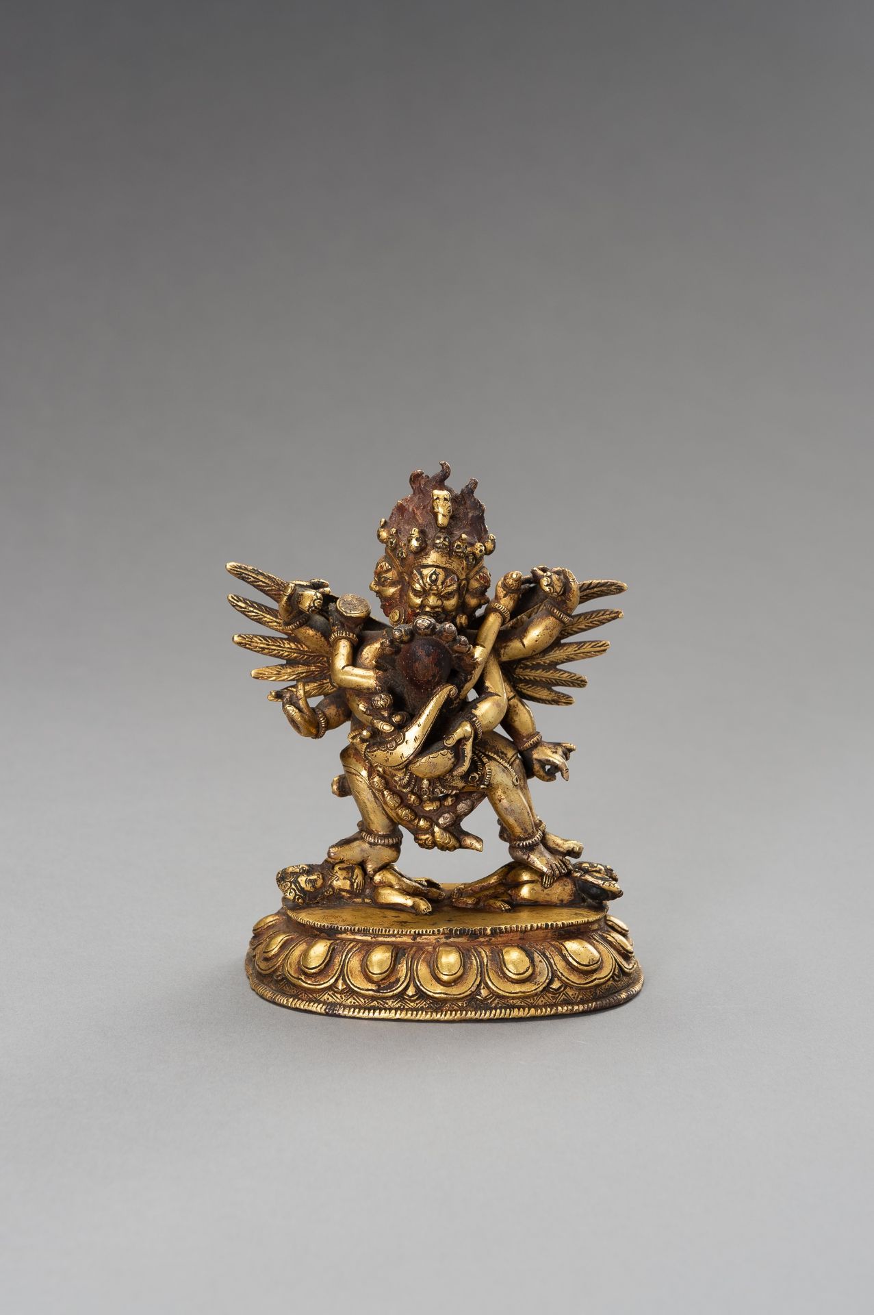 A GILT-BRONZE OF HAYAGRIVA IN YABYUM, 18TH CENTURY - Bild 2 aus 13