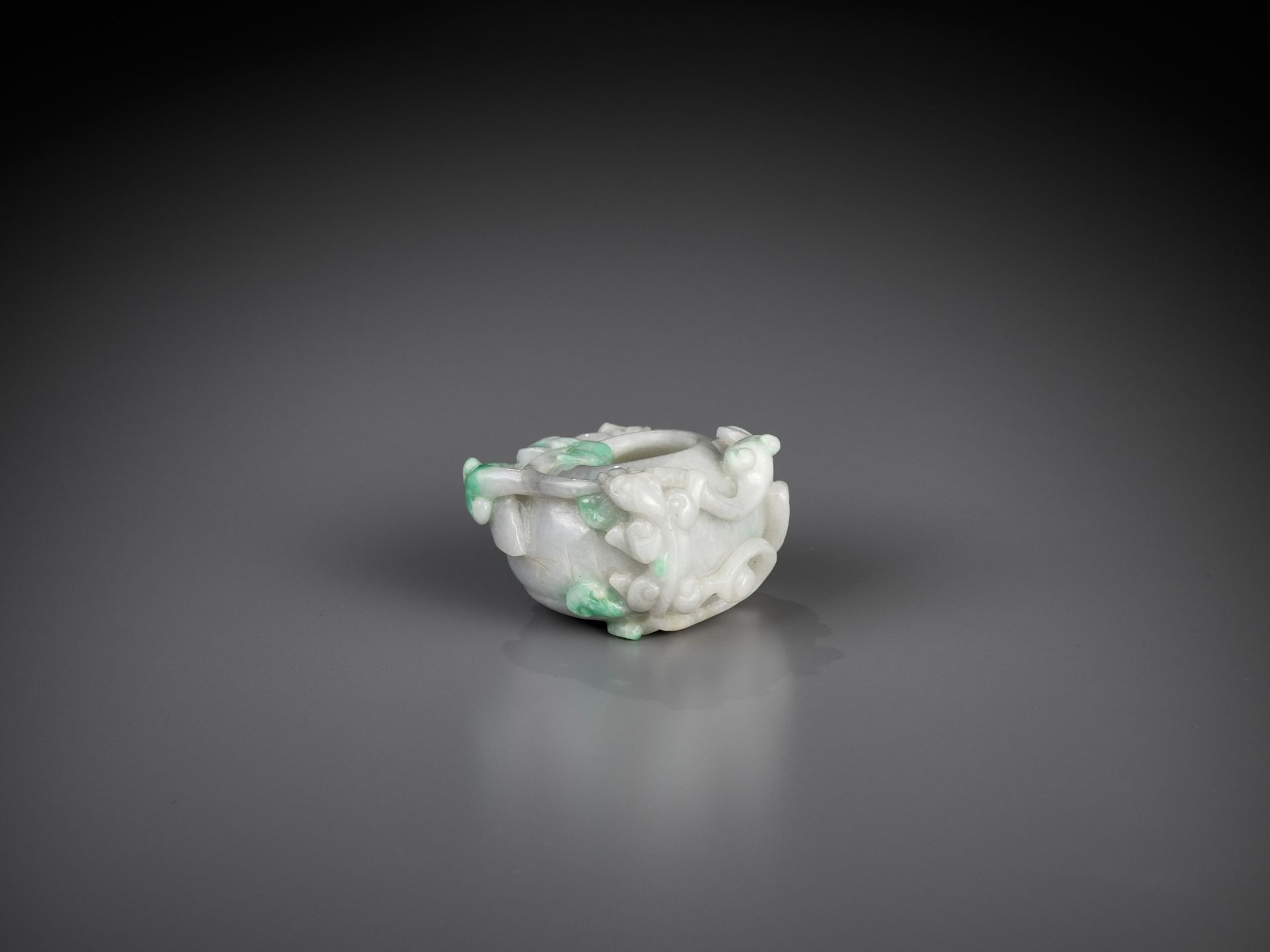 A SMALL JADEITE 'CHILONG' WASHER, LATE QING TO REPUBLIC - Bild 7 aus 11