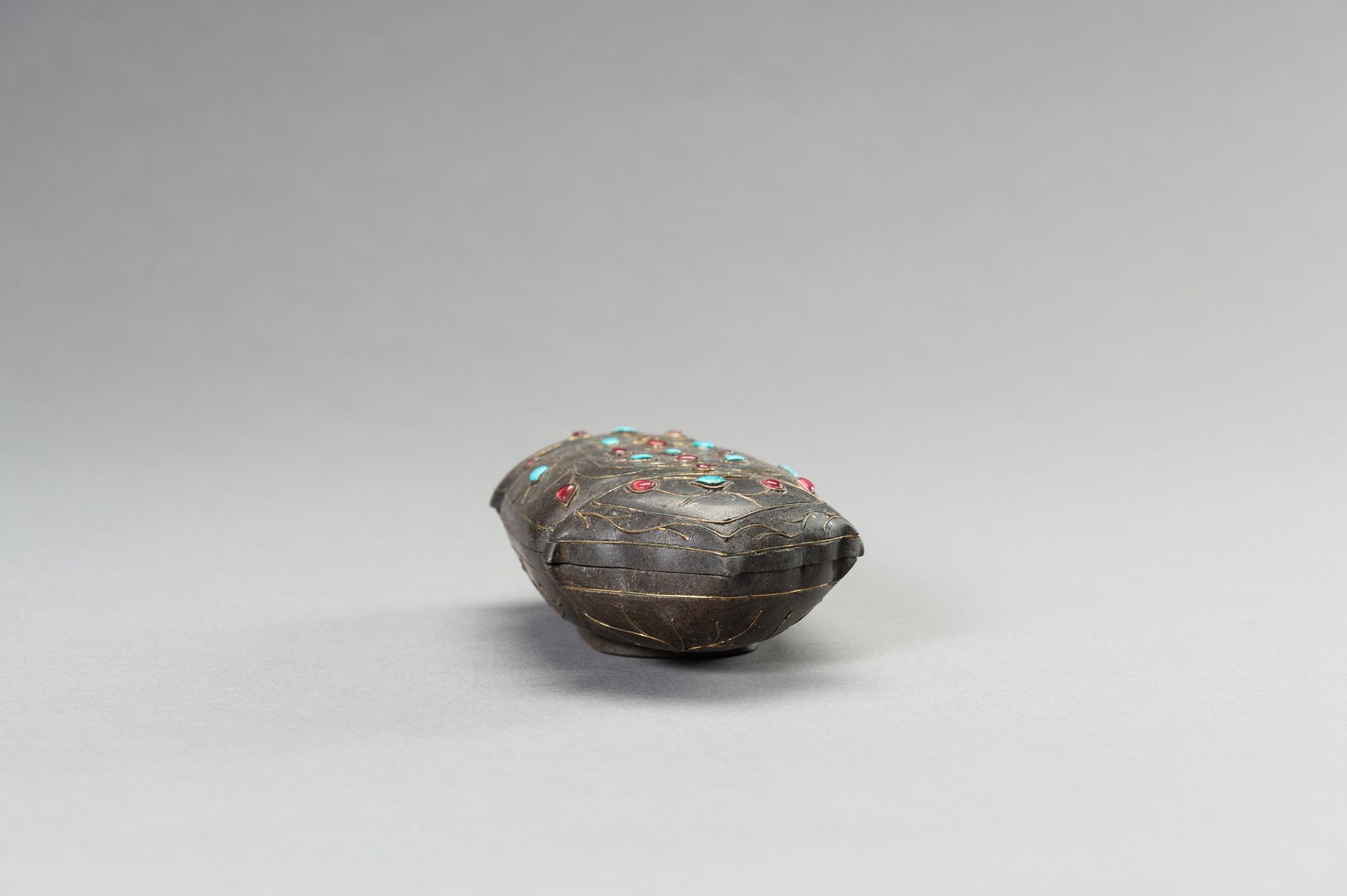 A MUGHAL STYLE HARDSTONE BOX WITH COVER, 1900s - Image 8 of 10