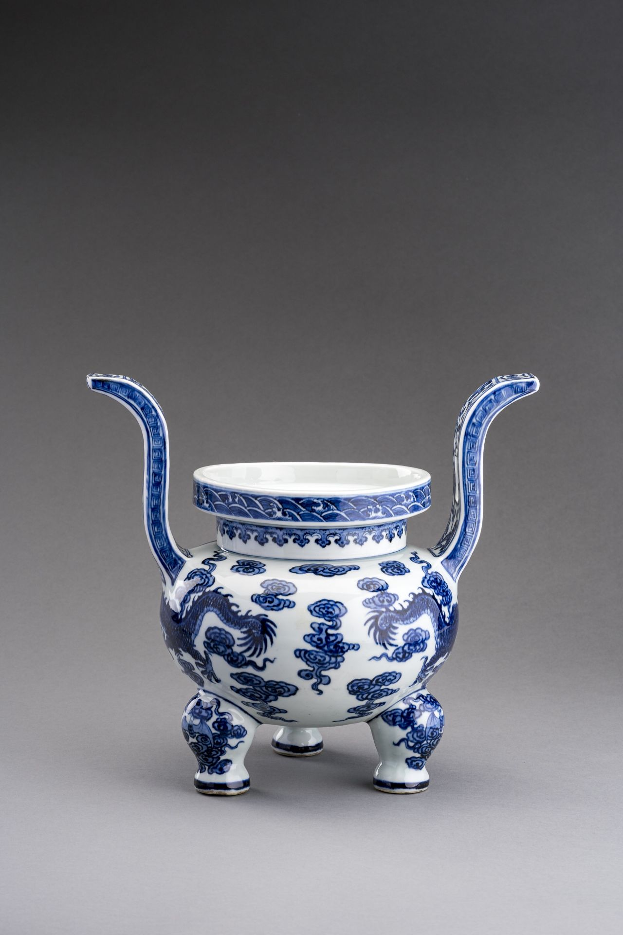 A LARGE BLUE AND WHITE PORCELAIN TRIPOD CENSER, c. 1920s - Image 3 of 6