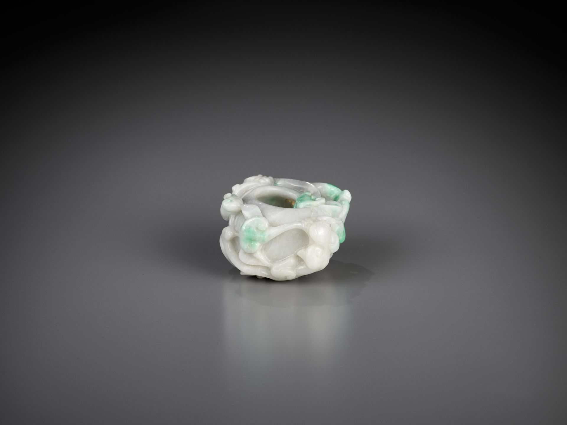 A SMALL JADEITE 'CHILONG' WASHER, LATE QING TO REPUBLIC - Image 10 of 11