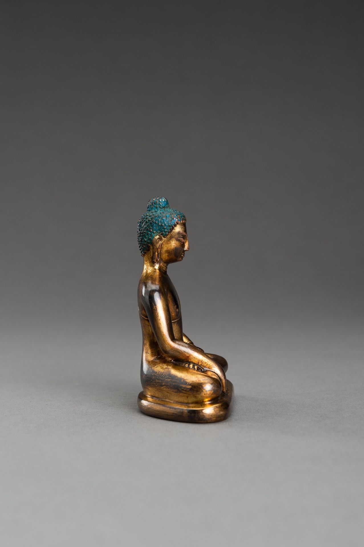 A NEPALI COPPER-BRONZE FIGURE OF BUDDHA - Bild 5 aus 9