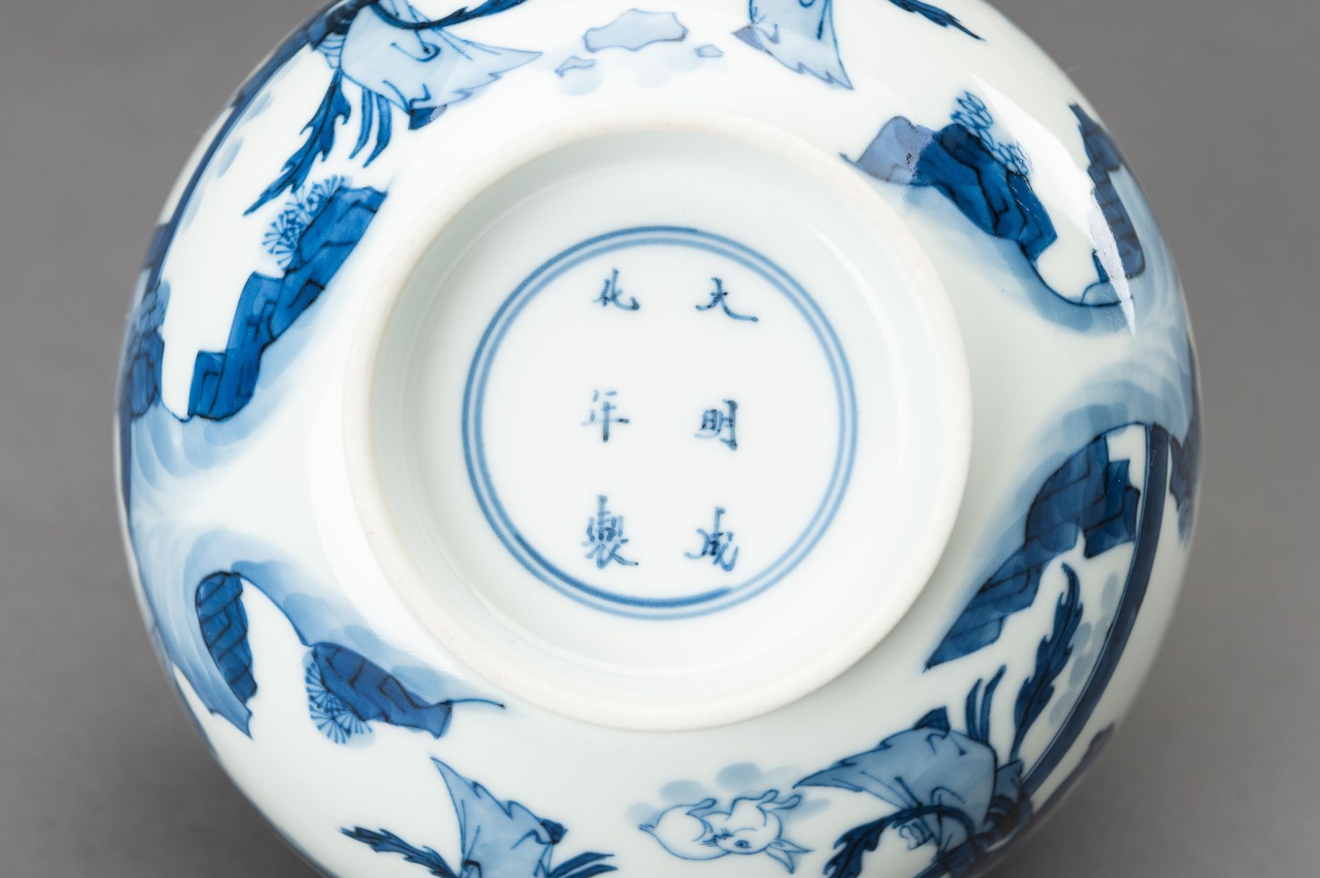 A KANGXI STYLE BLUE AND WHITE 'LADIES IN PALACE' PORCELAIN BOWL, 1920s - Image 14 of 14