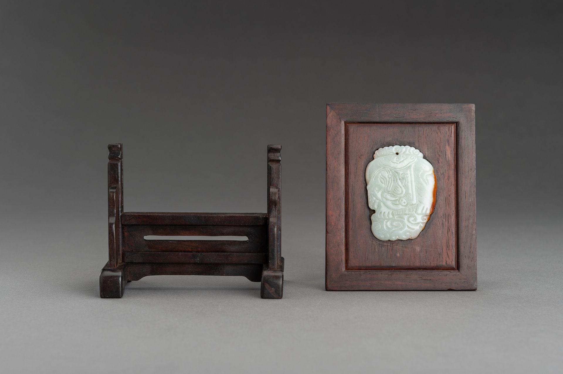 A SMALL WOOD TABLE SCREEN WITH PALE CELADON AND RUSSET JADE PLAQUE - Image 6 of 10