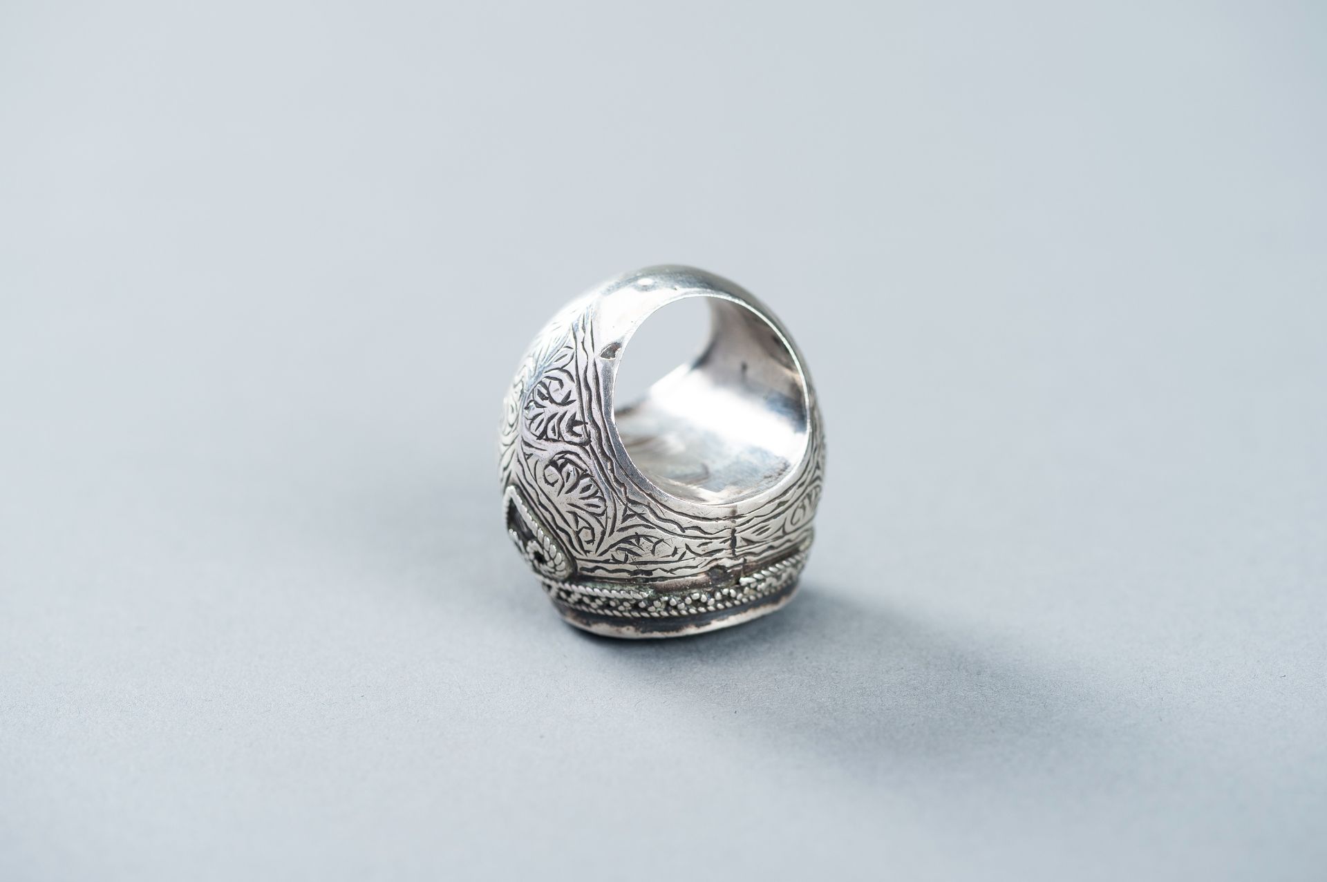 AN AGATE INTAGLIO INSET PERSIAN SILVER RING - Image 9 of 9