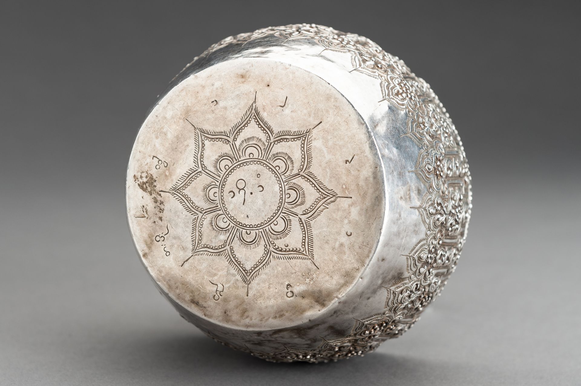 AN EMBOSSED BURMESE SILVER BOWL WITH FLORAL RELIEF - Bild 6 aus 13