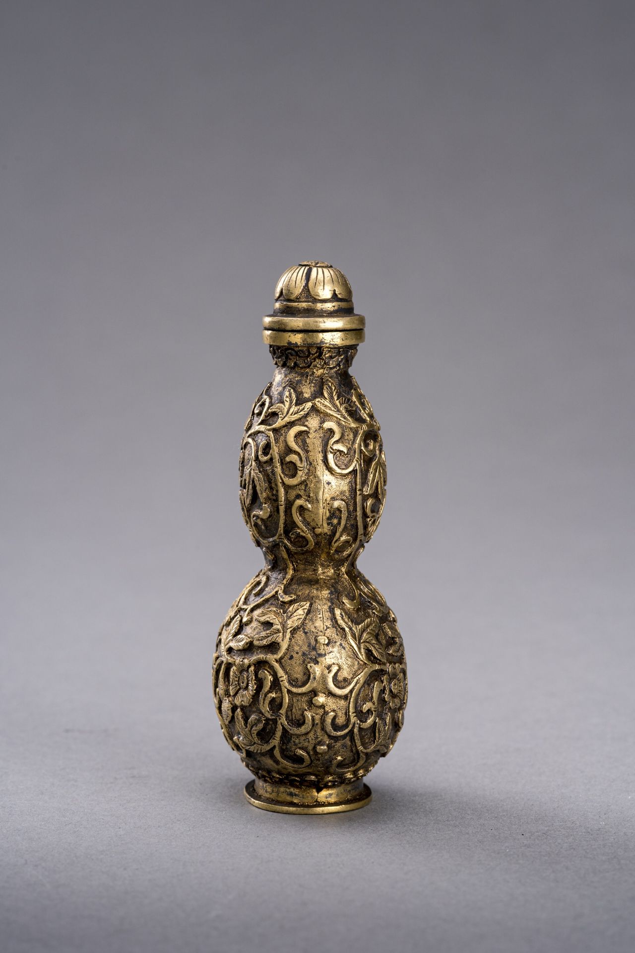 A DOUBLE-GOURD BRONZE SNUFF BOTTLE, REPUBLIC PERIOD - Image 4 of 7