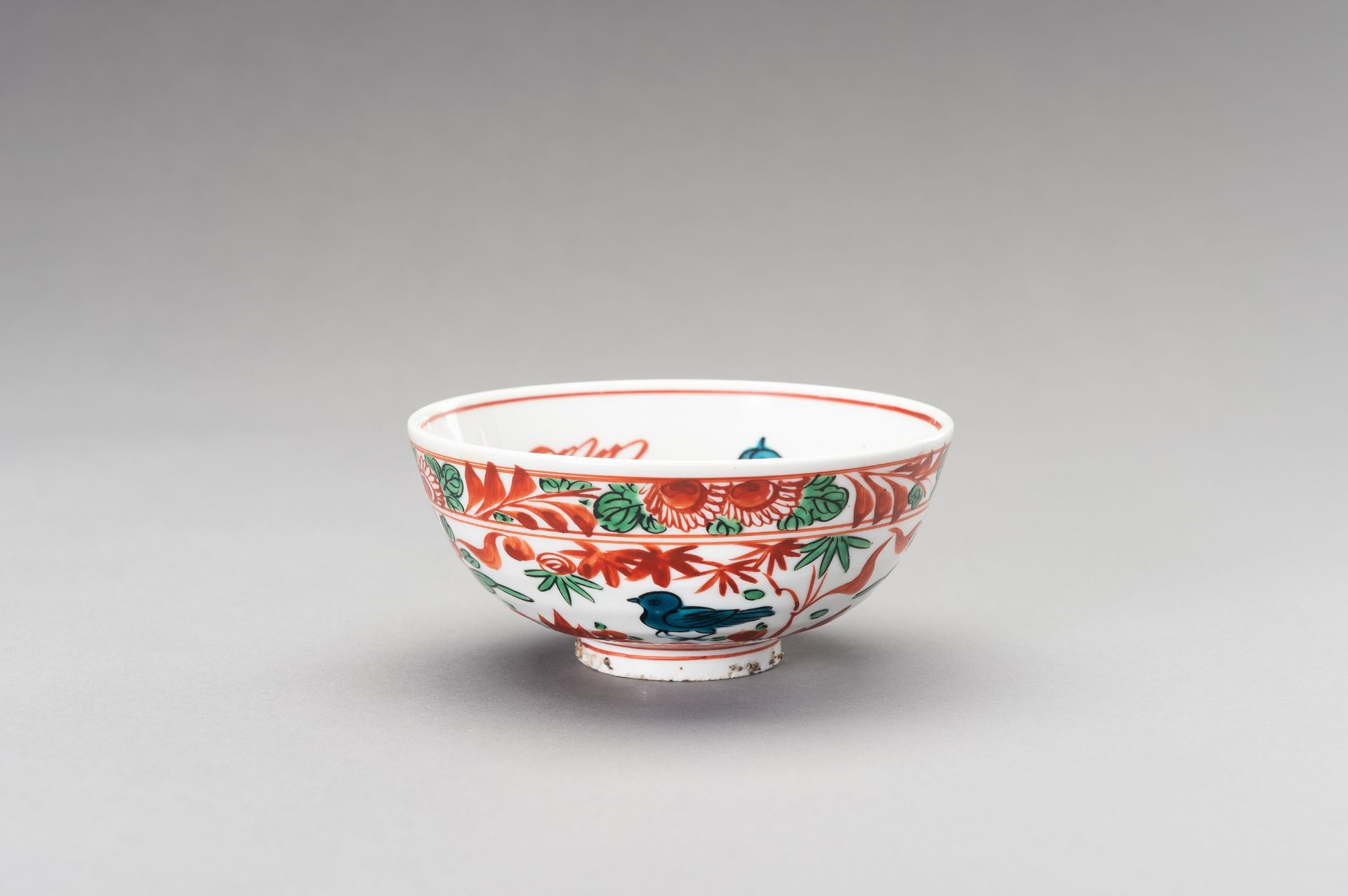 A MING-STYLE SWATOW BOWL, QING DYNASTY - Image 2 of 11