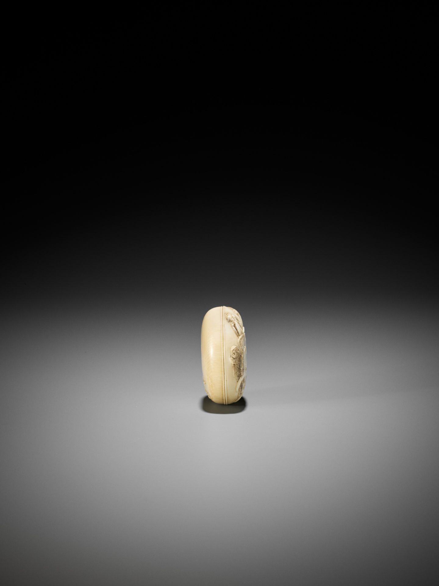 KEIMIN: A FINE IVORY MANJU NETSUKE OF MARINE LIFE - Bild 5 aus 8