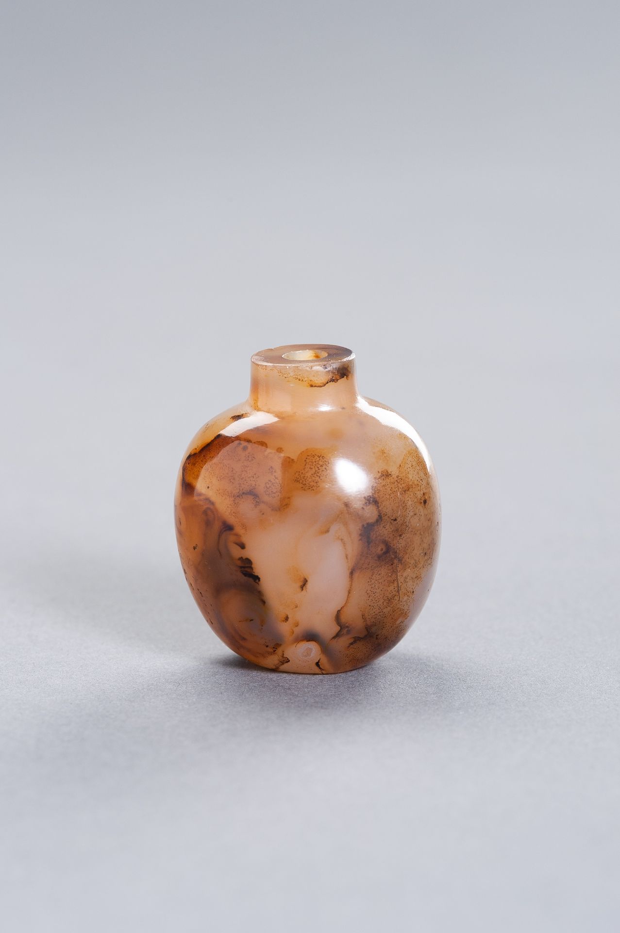 A SHADOW AGATE 'LANDSCAPE' SNUFF BOTTLE, QING DYNASTY - Image 7 of 9