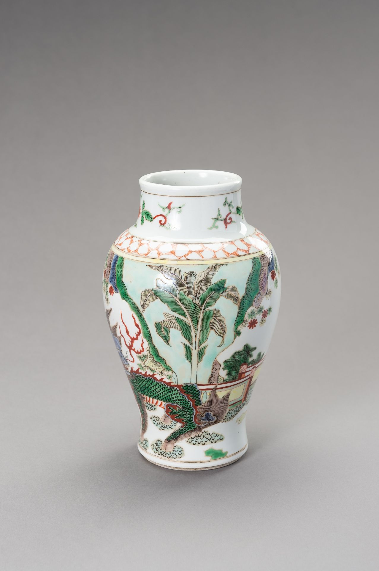 A FAMILLE VERTE 'QILIN' BALUSTER VASE, LATE QING TO REPUBLIC - Bild 2 aus 10