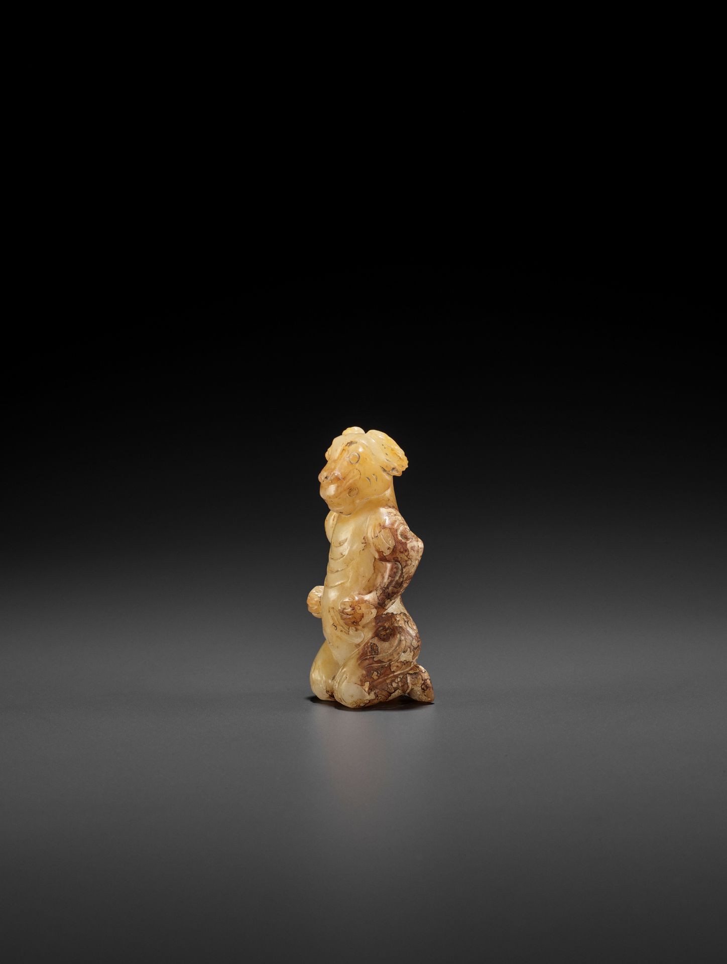 A YELLOW AND RUSSET JADE FIGURE WITH A RAM'S HEAD - Bild 8 aus 12