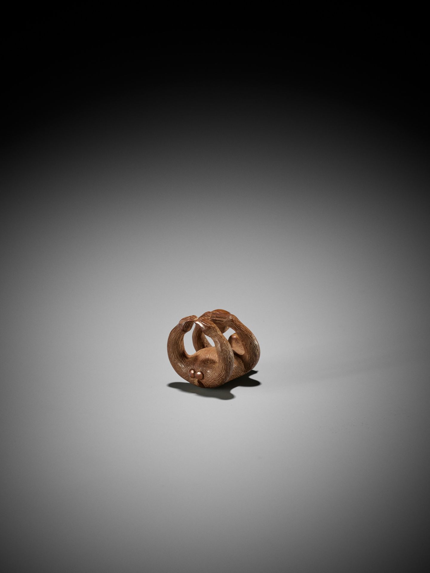 AN AMUSING WOOD NETSUKE OF A MONKEY WITH PEACH - Image 7 of 7