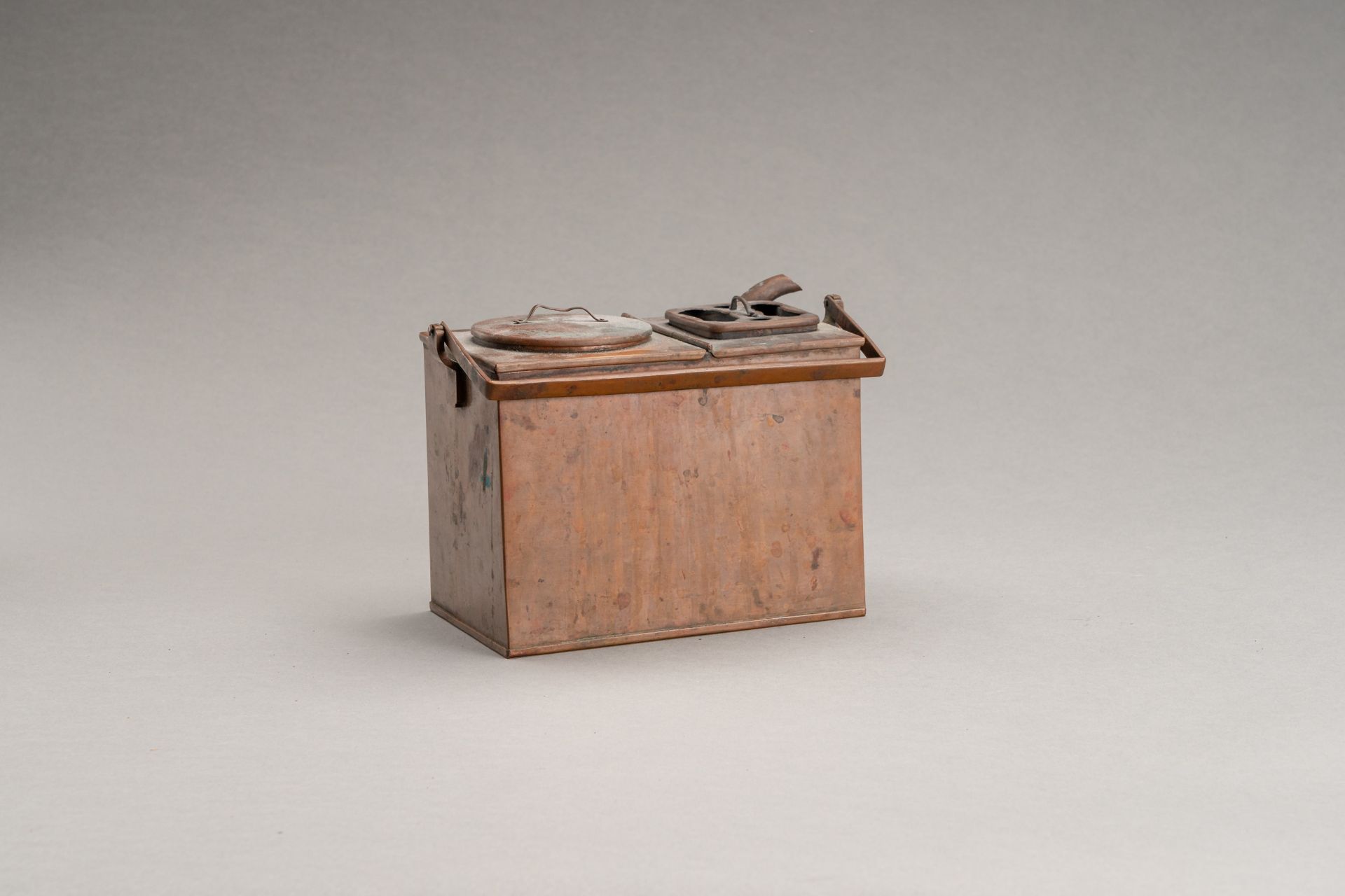 A WOODEN CHEST WITH DRAWERS AND A COPPER SAKE WARMER 'KANDOUKO', 19th CENTURY - Bild 21 aus 28