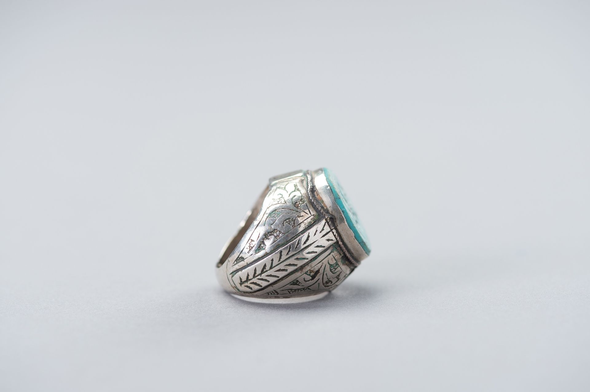 A PERSIAN SILVER RING WITH TURQUOISE MATRIX INTAGLIO, 19TH CENTURY - Image 7 of 9