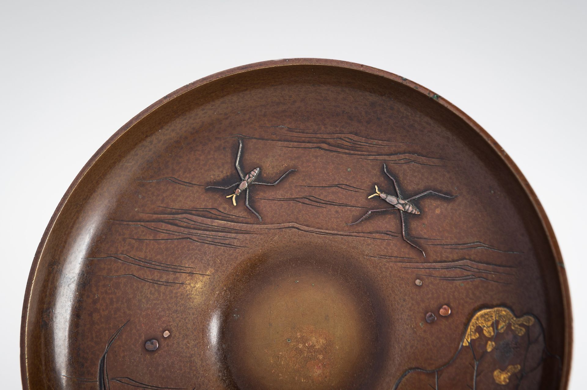 A FINE BRONZE DISH AND A MIXED METAL INKWELL WITH UNDERWATER DECOR, MEIJI - Image 7 of 18