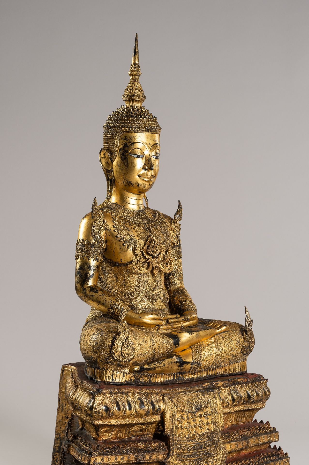 AN IMPRESSIVE LACQUER GILT BRONZE FIGURE OF BUDDHA, RATTANAKOSIN - Image 15 of 22