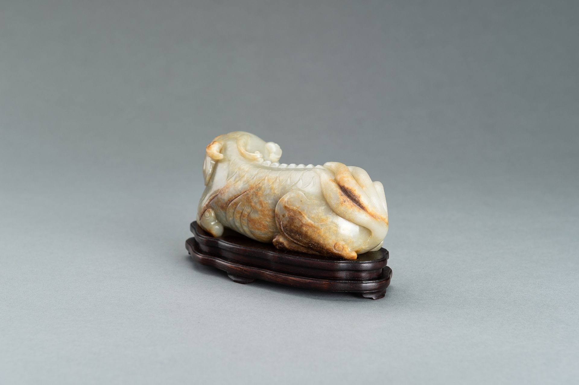 A PALE CELADON JADE 'BIXIE' CARVING - Image 10 of 16
