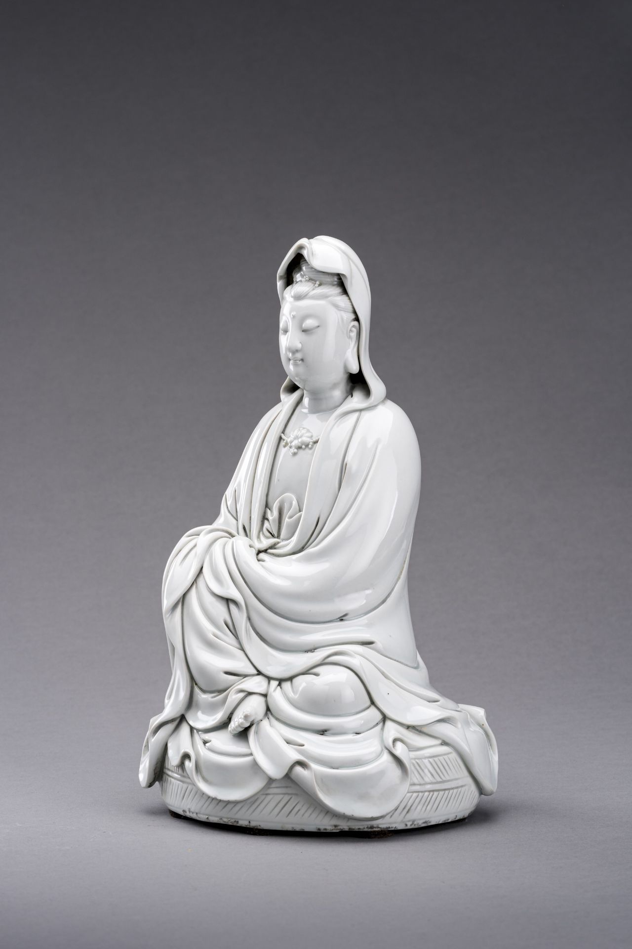 A DEHUA FIGURE OF GUANYIN, QING DYNASTY - Bild 4 aus 7