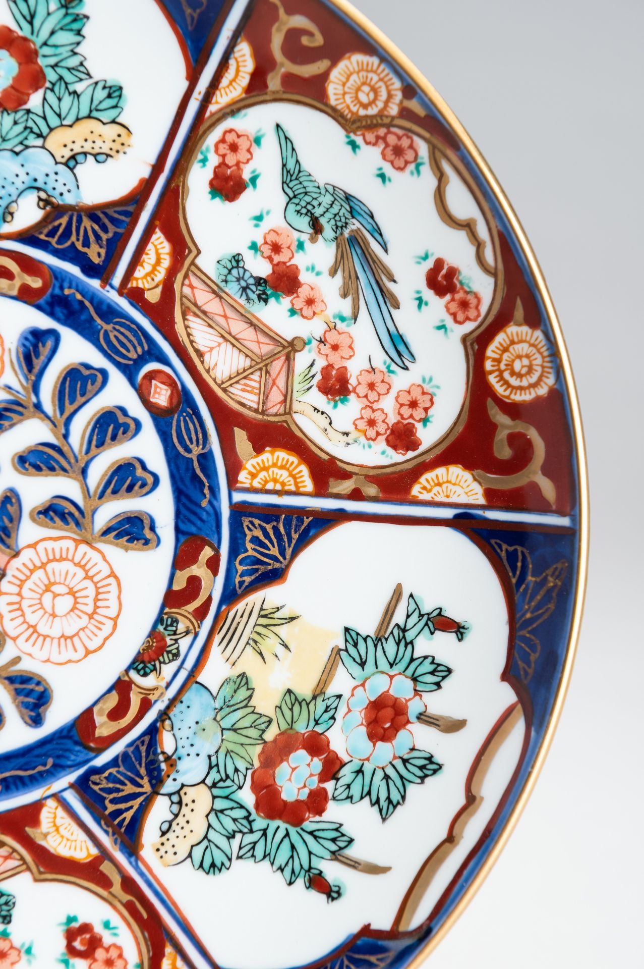 A LOT WITH TWO IMARI PORCELAIN DISHES - Image 3 of 15