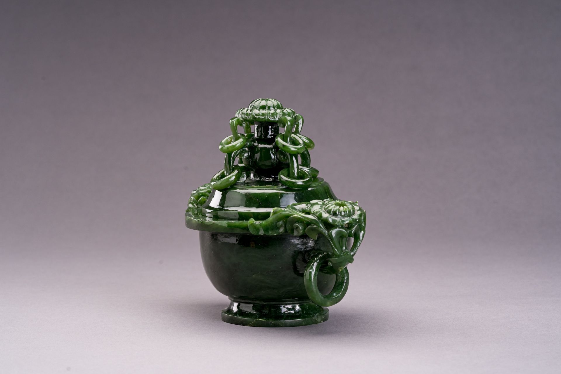 A SPINACH GREEN JADE VESSEL AND COVER - Bild 5 aus 9