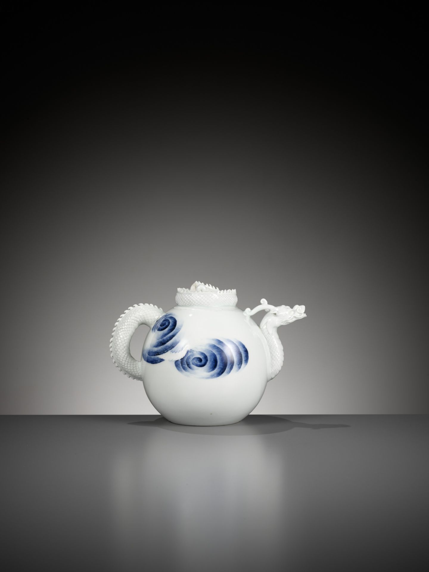 A HIRADO BLUE AND WHITE 'DRAGON' EWER AND COVER - Image 7 of 12