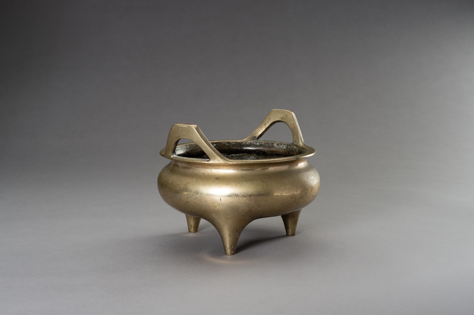 A LARGE GILT BRONZE TRIPOD CENSER - Image 6 of 9