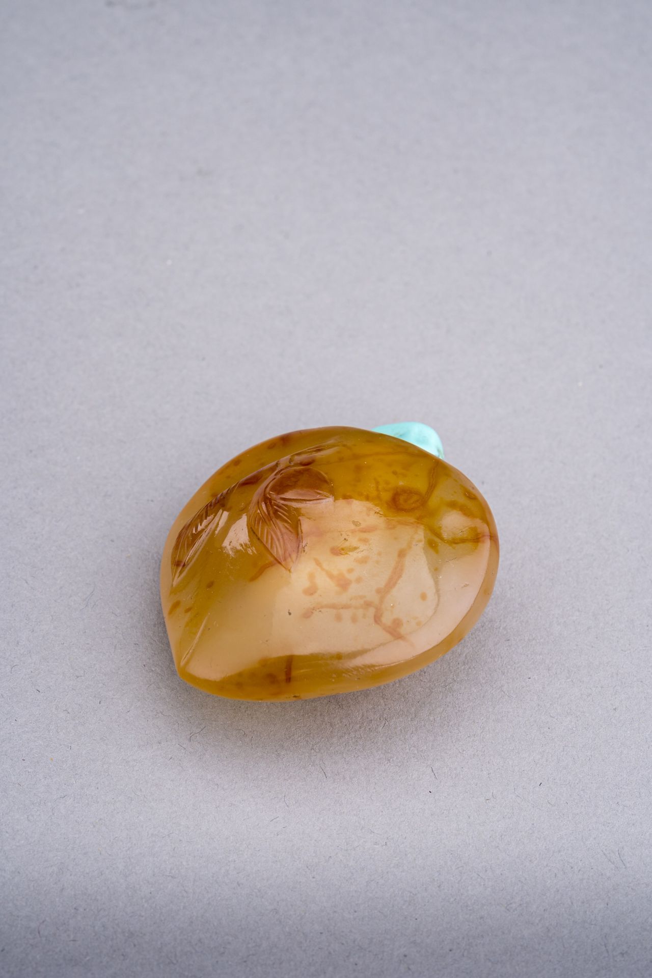 AN AGATE 'LONGEVITY PEACH' SNUFF BOTTLE, QING DYNASTY - Image 8 of 8