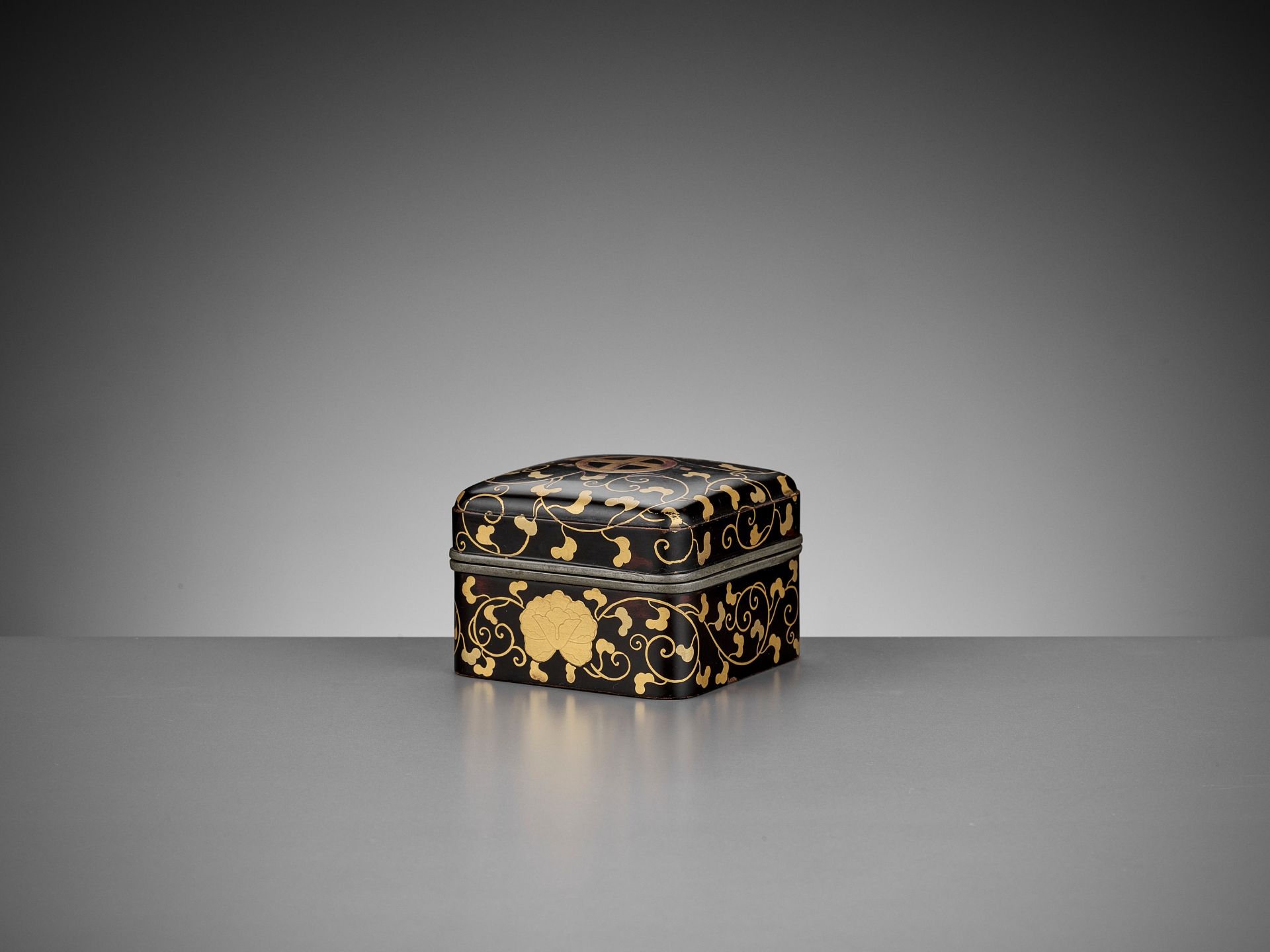 A RARE BLACK AND GOLD-LACQUERED KOBAKO AND COVER WITH SHIMAZU MONS - Image 4 of 9