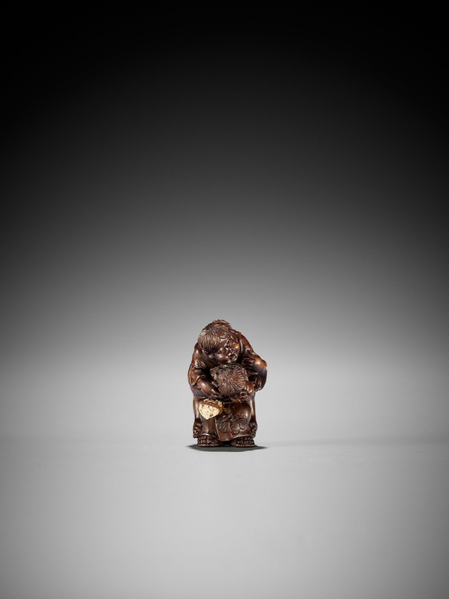SEIHO: A FINE STAINED BOXWOOD NETSUKE OF CHILDREN AT PLAY - Image 3 of 11